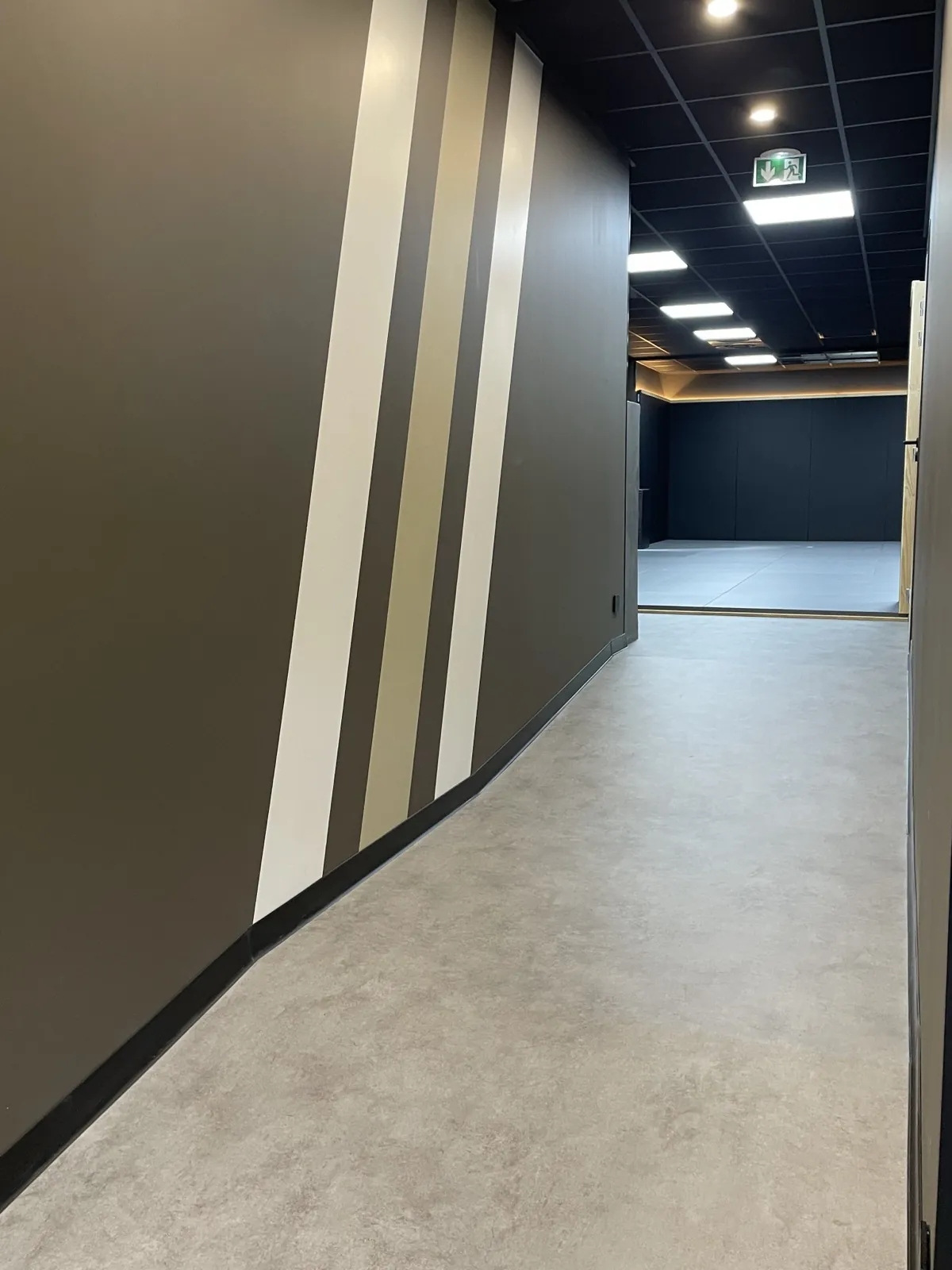 Couloir menant à la salle d'entraînement d'Impact Fight à Aix-en-Provence