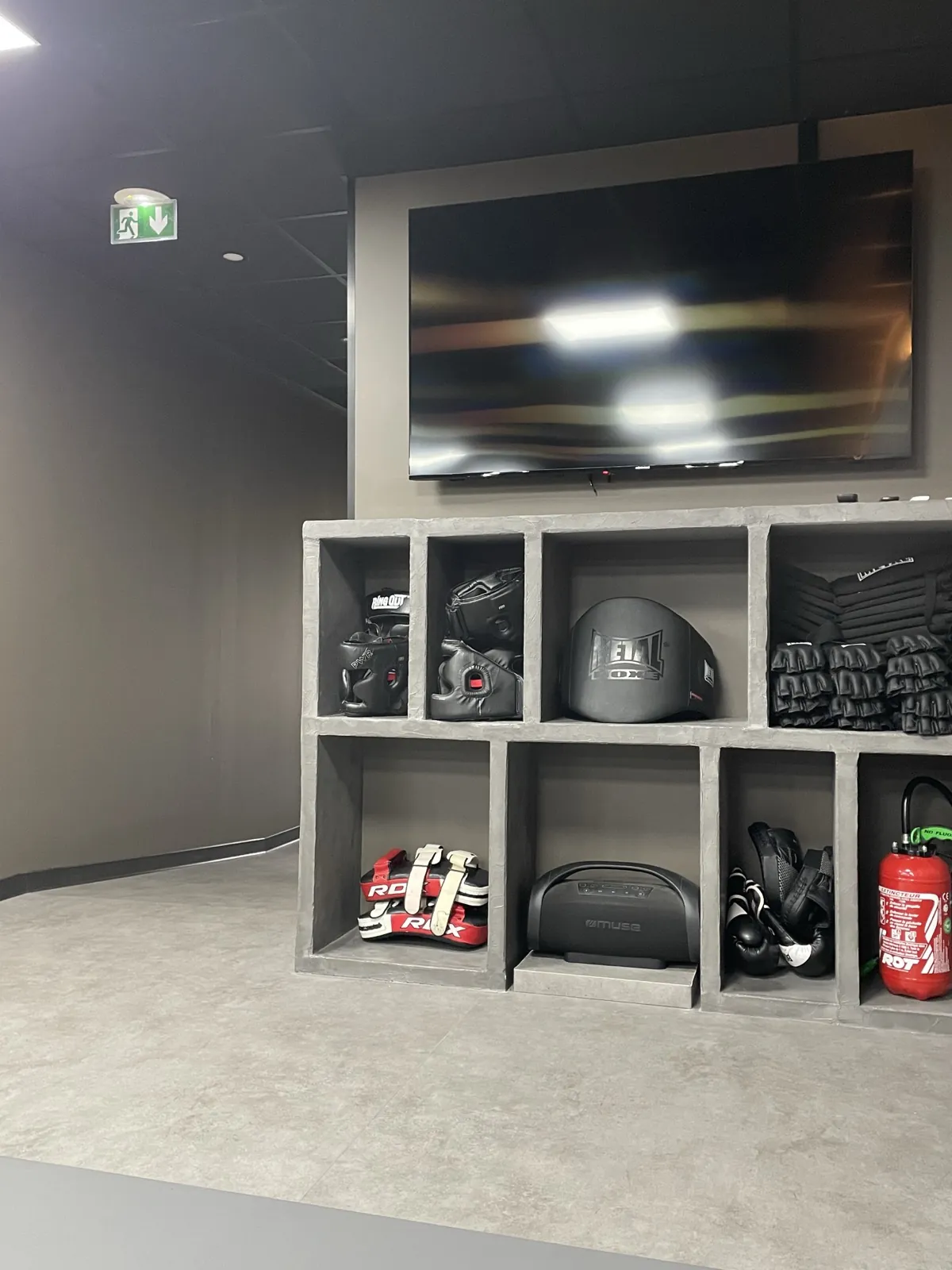 Casques, gants et paos de boxe mis à disposition des adhérents chez Impact Fight