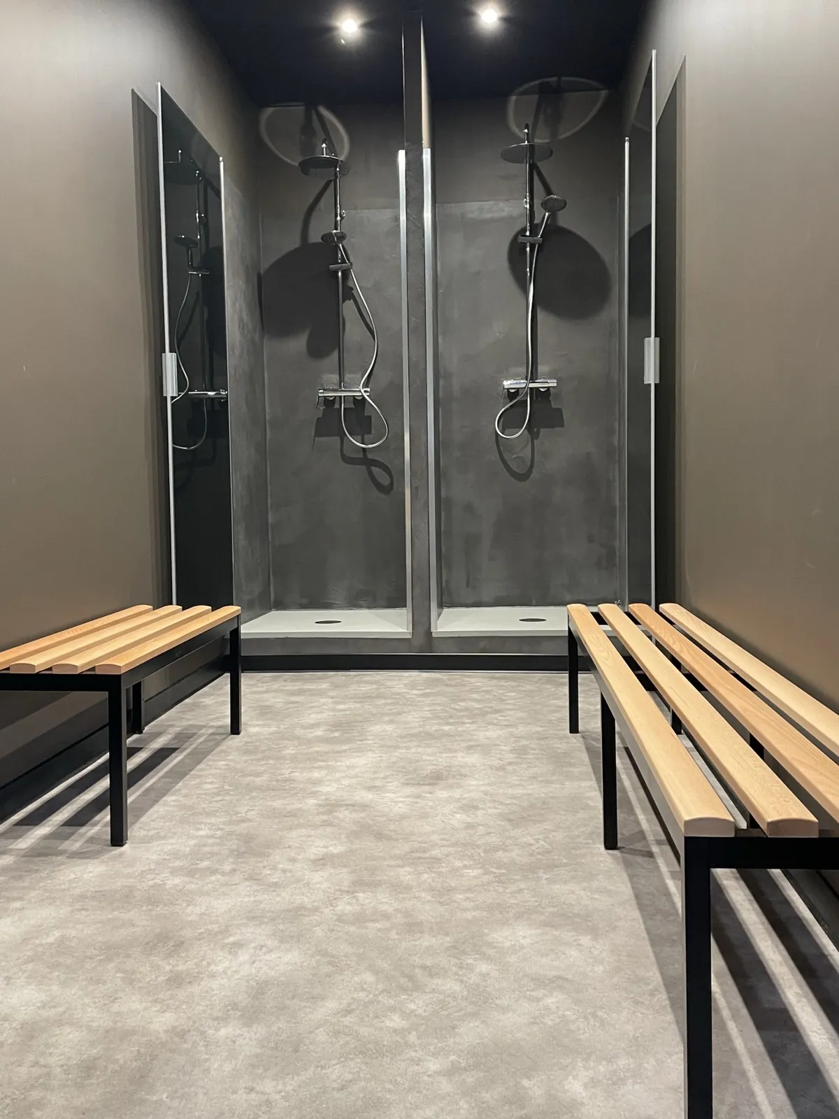 Vestiaires de la salle Impact Fight à Aix-en-Provence