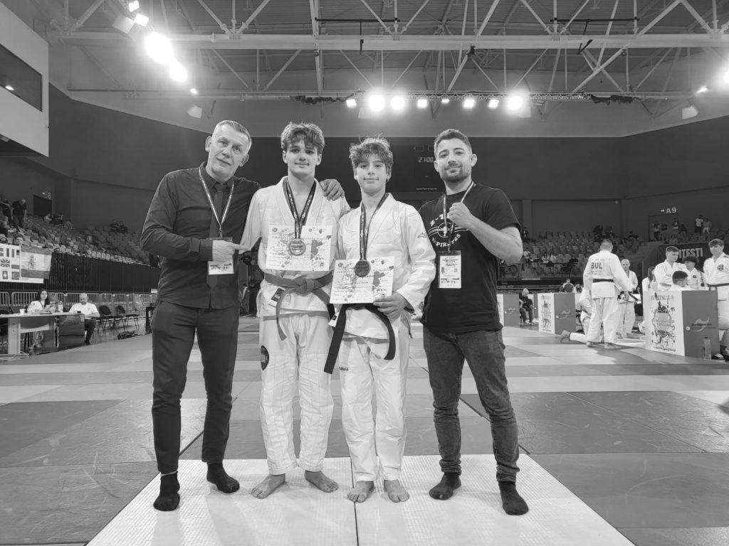 Florian Pourhadi entouré de jeunes athlètes internationaux médaillés en jiu-jitsu