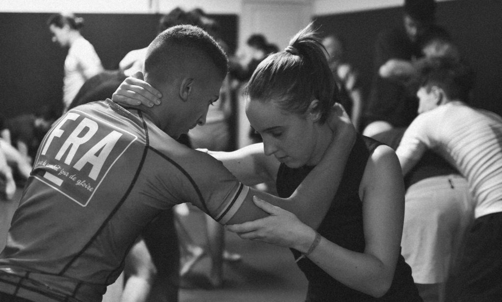 Homme et femme travaillant le corps-à-corps pendant un cours de Grappling No-Gi à Aix-en-Provence