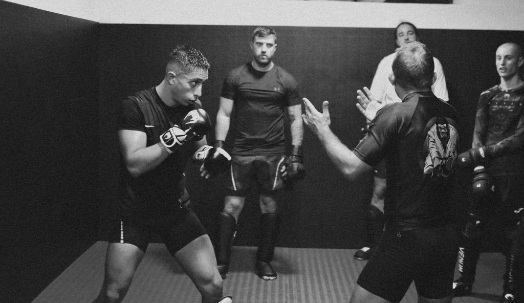 Pratiquants pendant une situation d’opposition dans un club de MMA à Aix-en-Provence