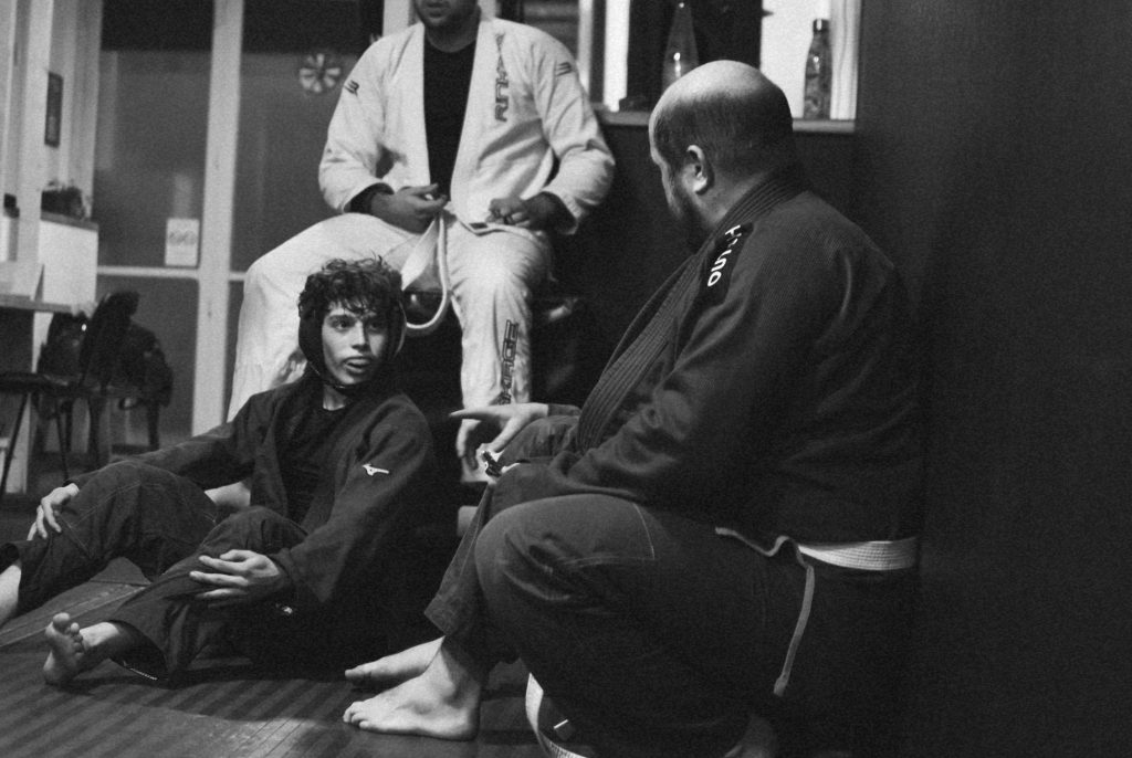Pratiquants de Jiu-jitsu Brésilien se saluant après un entraînement à Aix-en-Provence