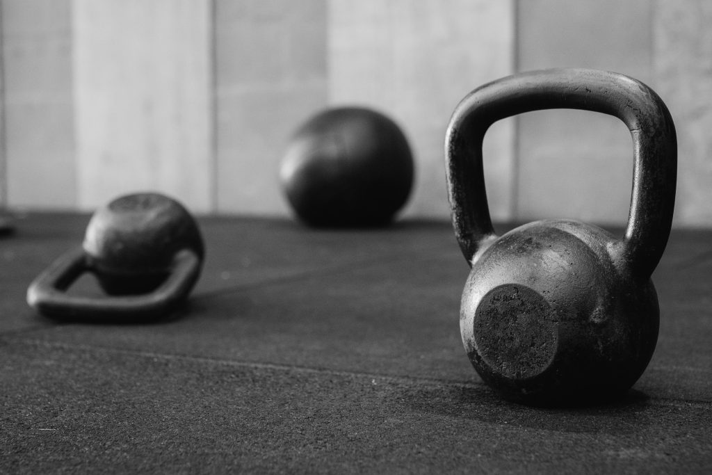 Kettlebells utilisées pendant un cours de cross-training chez MOVE by IMPACT à Aix-en-Provence