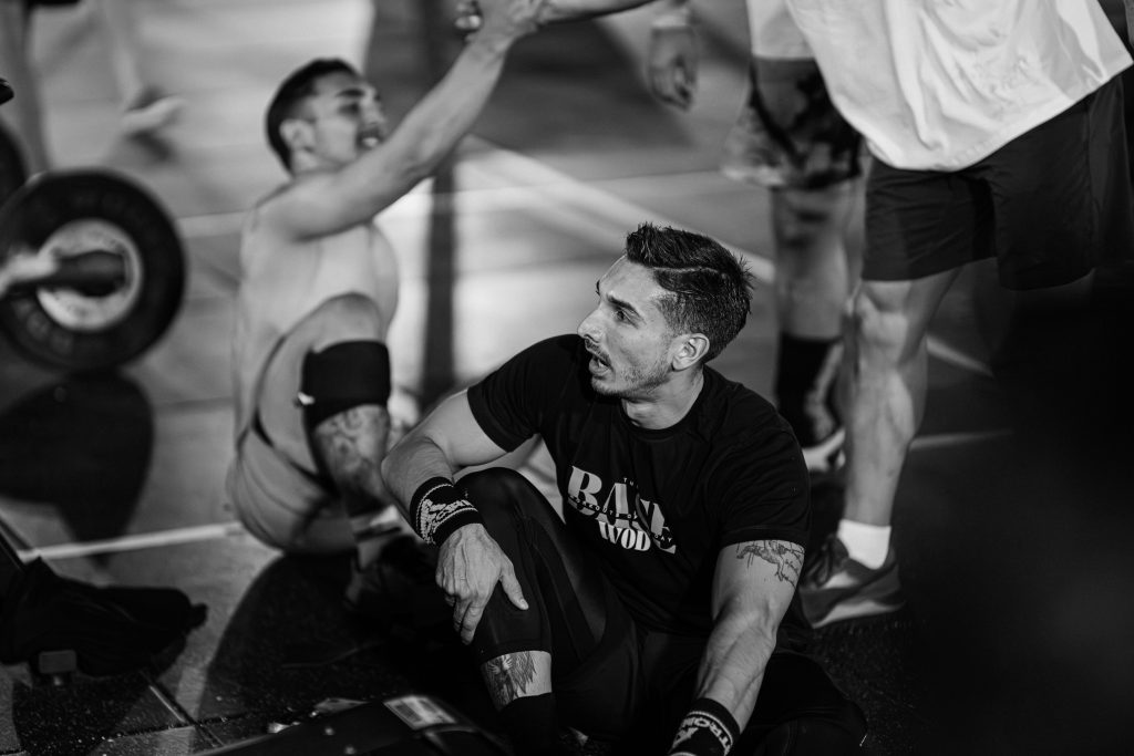 Pratiquants participant à une séance collective de cross-training à Aix-en-Provence avec barres et charges