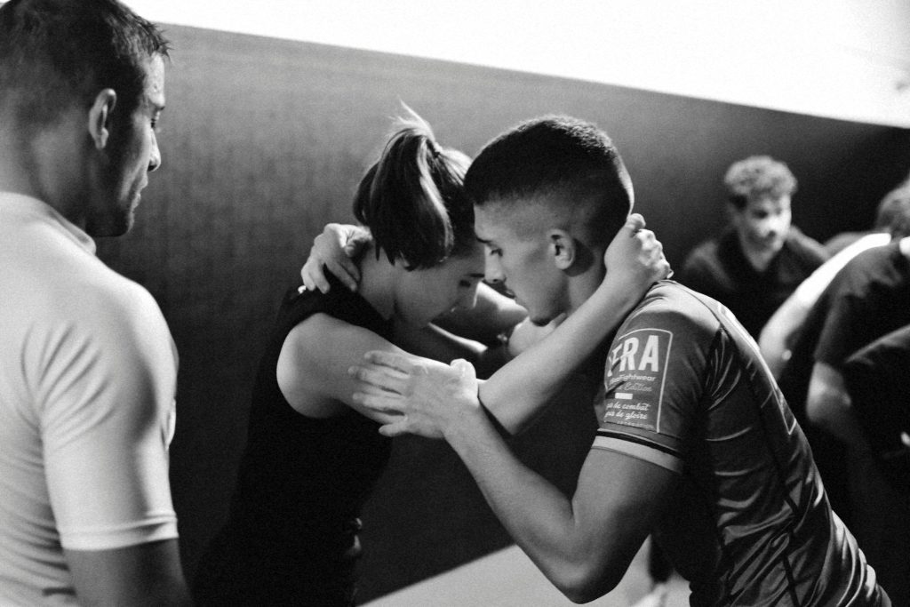 Pratiquants débutants en entraînement de grappling No-Gi chez IMPACT à Aix-en-Provence