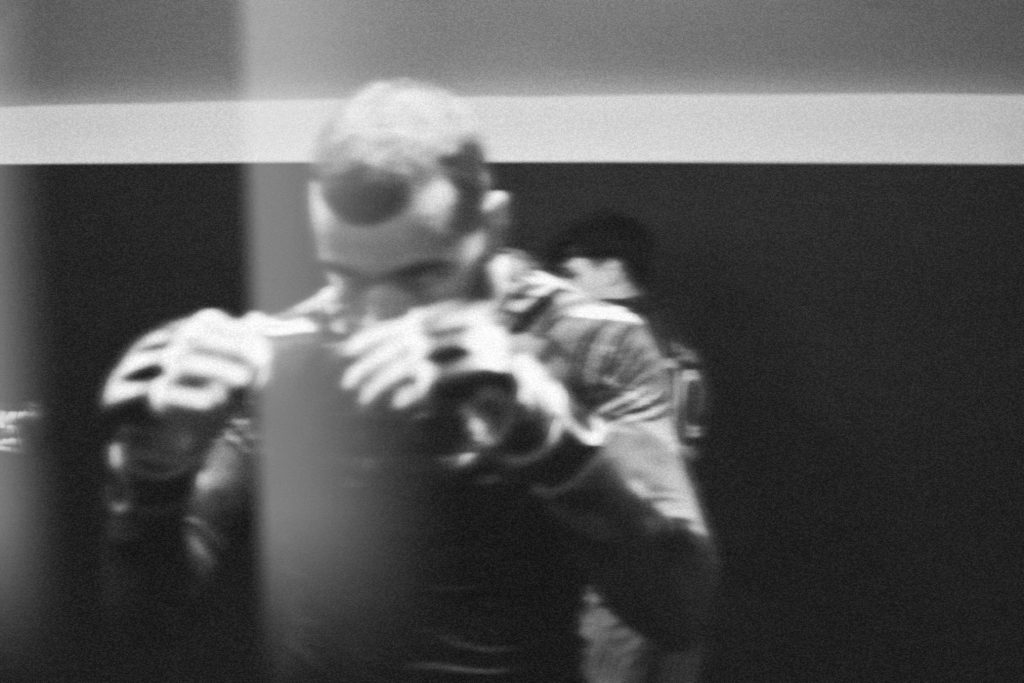 Travail de percussion pendant un entraînement de MMA
