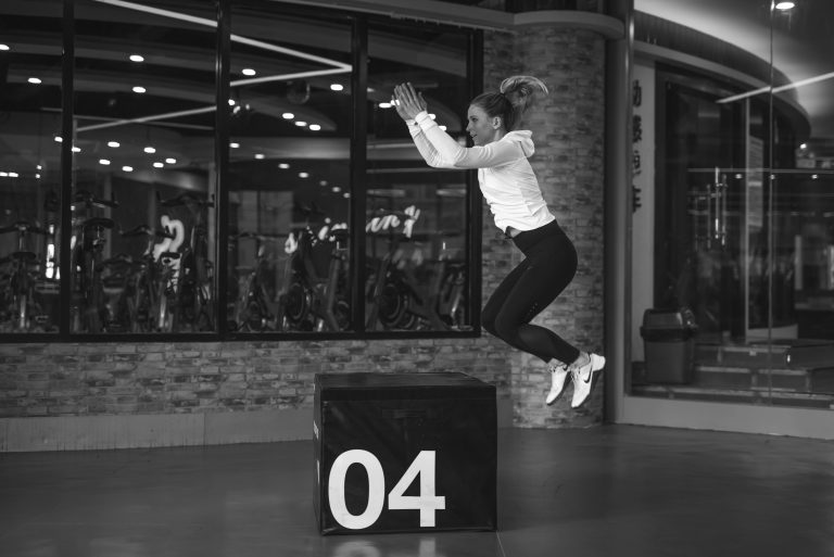 Femme réalisant un box jump pendant un cours de Cross-Training à Aix-en-Provence