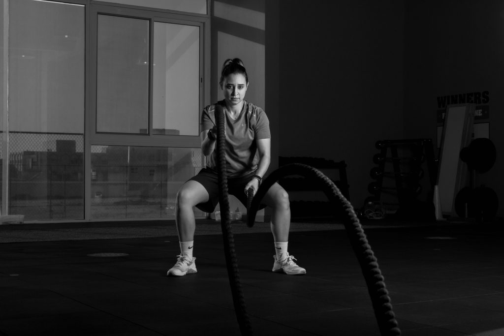 Femme réalisant un box jump pendant un cours de Cross-Training à Aix-en-Provence