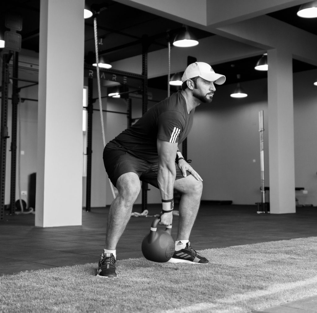 Pratiquant réalisant un soulevé de kettlebell pendant un entraînement fonctionnel à Aix-en-Provence