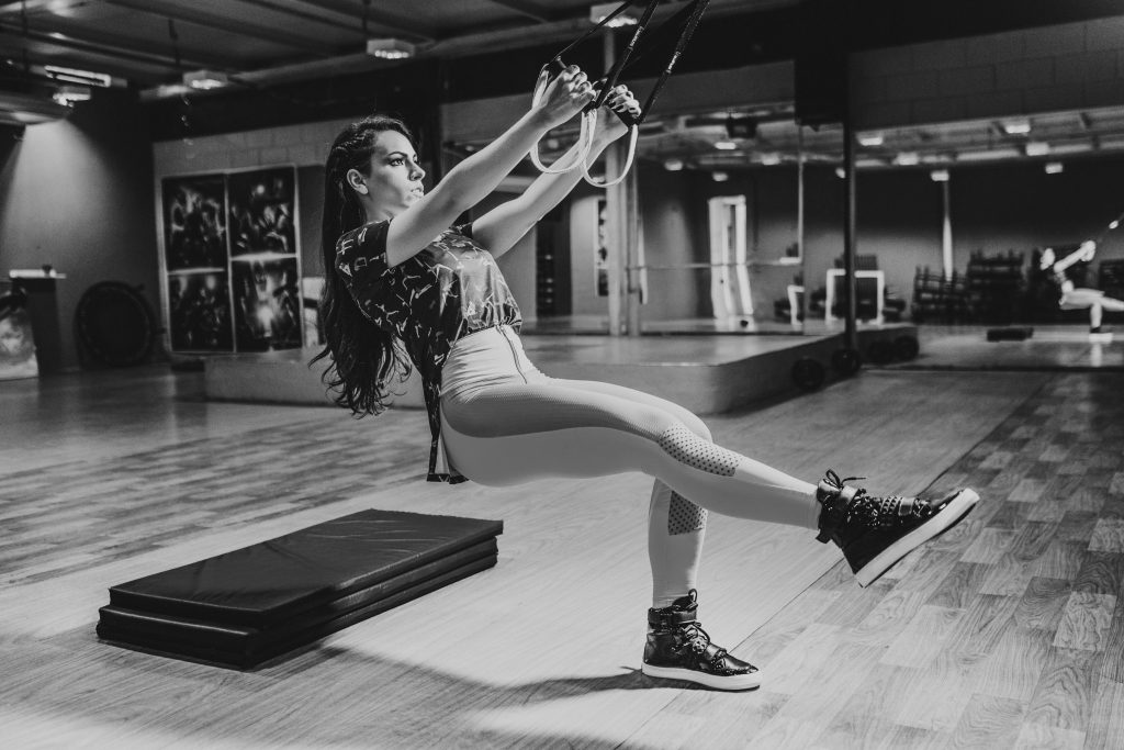 Exercice d’équilibre sur une jambe avec sangles de suspension pendant un entraînement fonctionnel