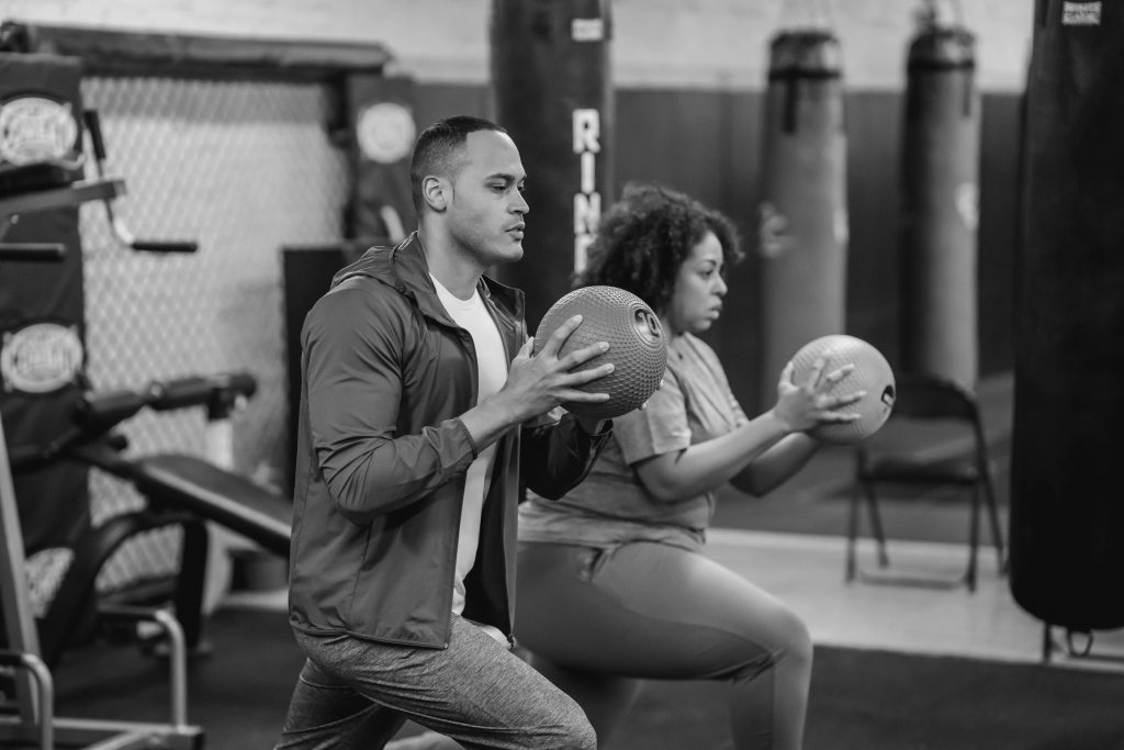 Séance de renforcement avec medicine-ball en entraînement fonctionnel à Aix-en-Provence