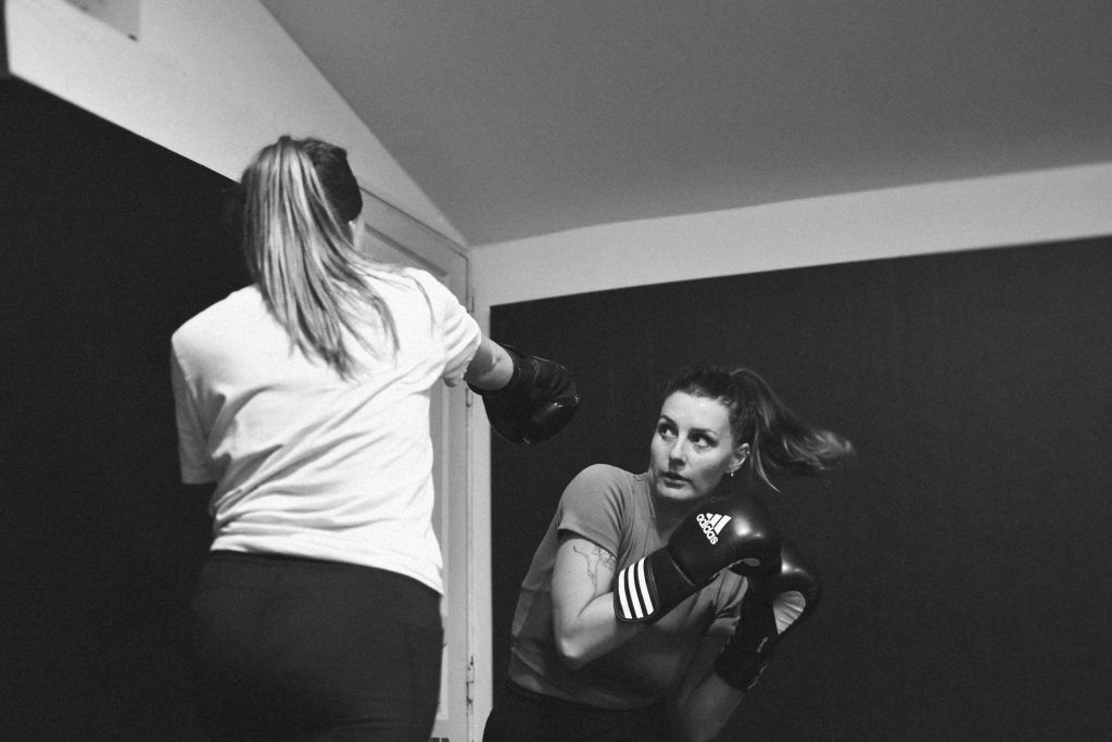 Deux pratiquantes travaillent une esquive pendant un exercice de boxe anglaise