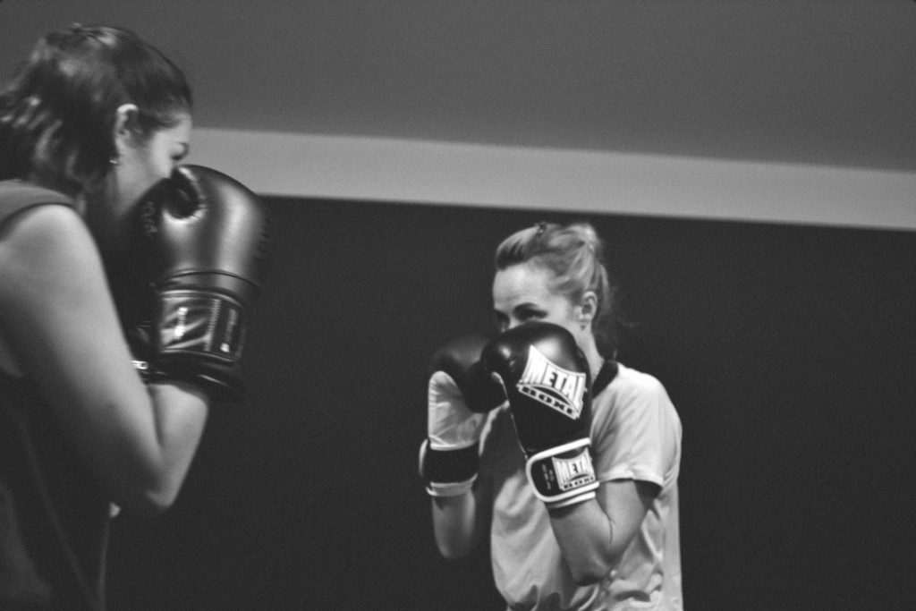 Pratiquante réalisant un exercice guidé avec des gants de boxe à Aix-en-Provence