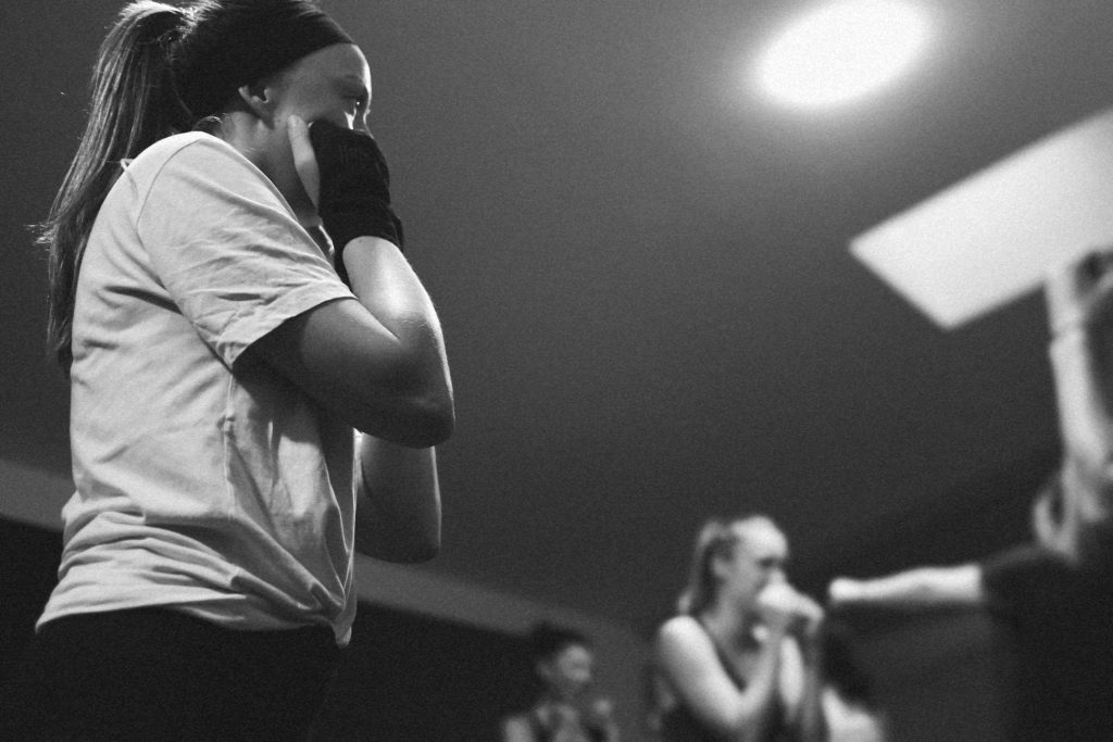Pratiquante travaillant sa garde pendant une séance de Fit Boxing