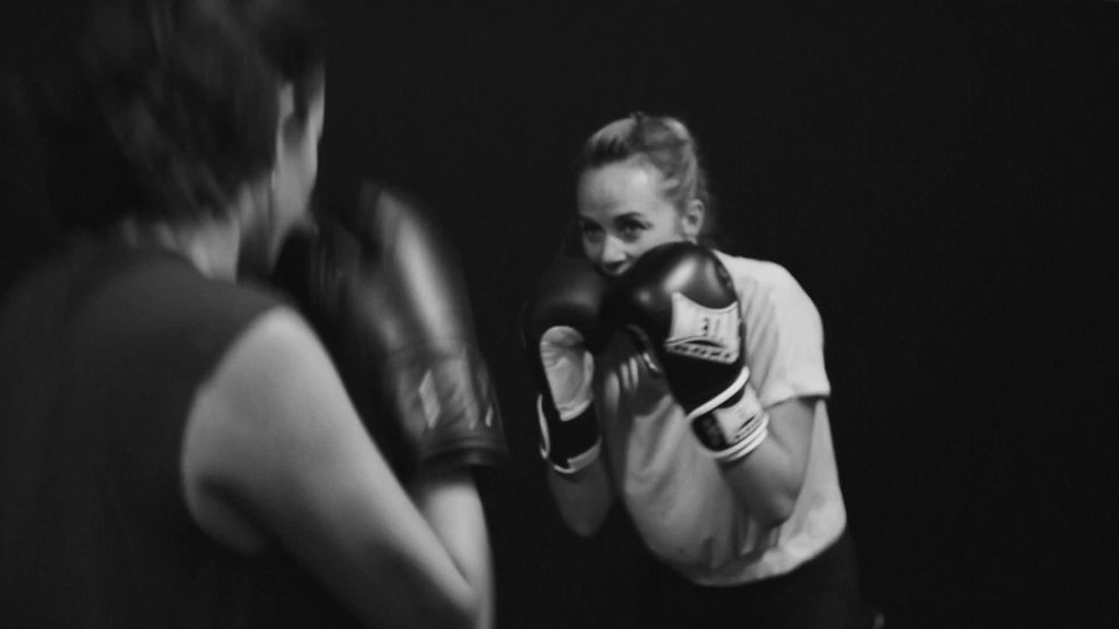 Deux pratiquantes en position de garde pendant un cours de Fit Boxing à Aix-en-Provence