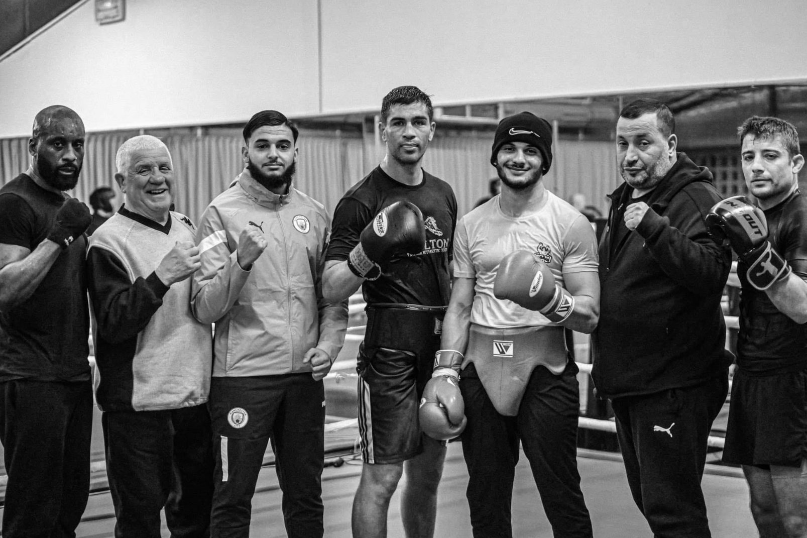 Florian Pourhadi au côté d'une équipe de boxeur professionnels