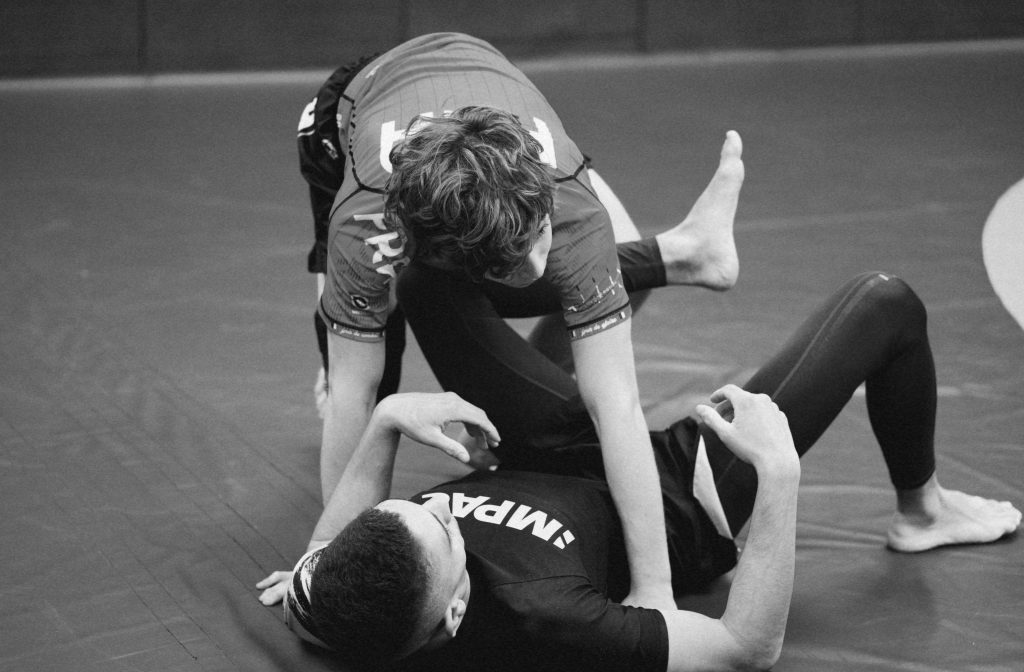 Deux pratiquants de Grappling No-Gi en situation de combat au sol