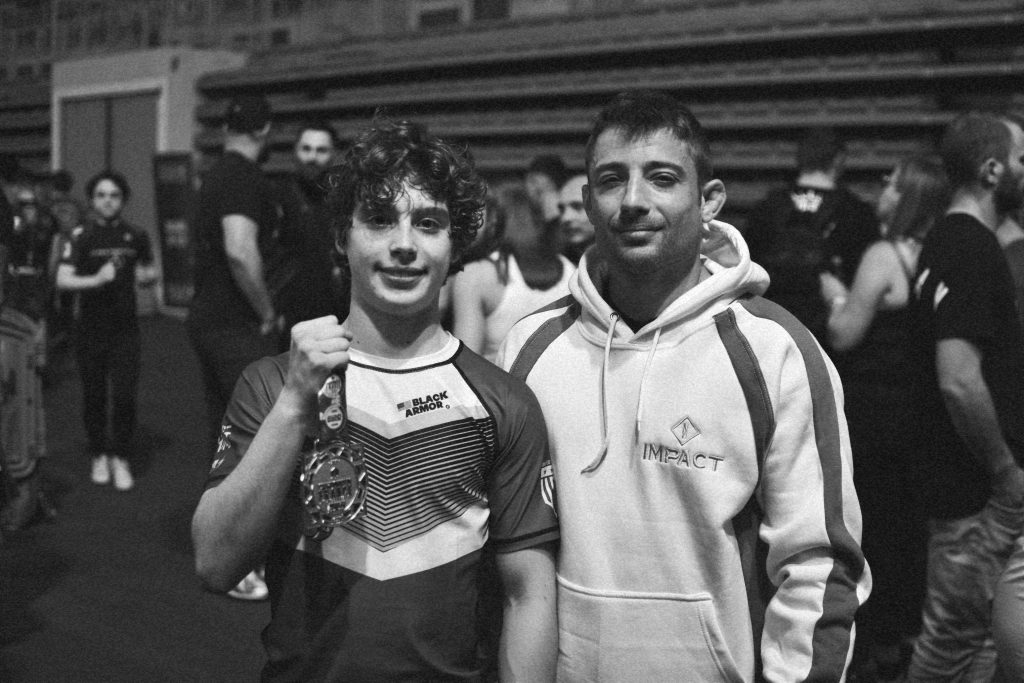 Adolescent médaillé avec Florian Pourhadi, coach de jiu-jitsu chez IMPACT à Aix-en-Provence