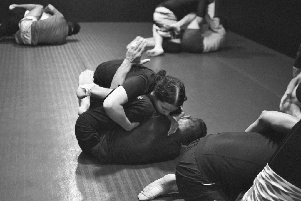 Adolescents pratiquant le combat au sol pendant un entraînement de jiu-jitsu à Aix-en-Provence