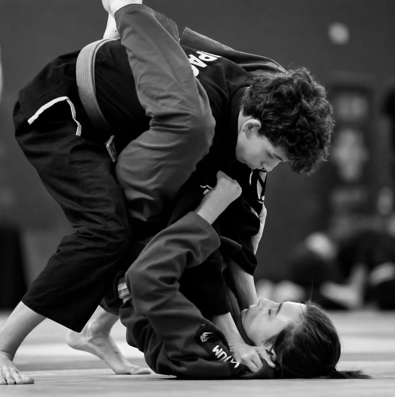 Deux adolescents pratiquant le jiu-jitsu brésilien en kimono à Aix-en-Provence