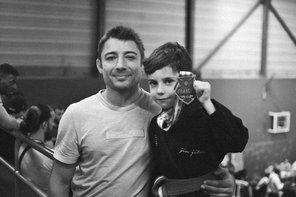 Jeune pratiquant de Jiu-jitsu Kids médaillé avec son coach à Aix-en-Provence