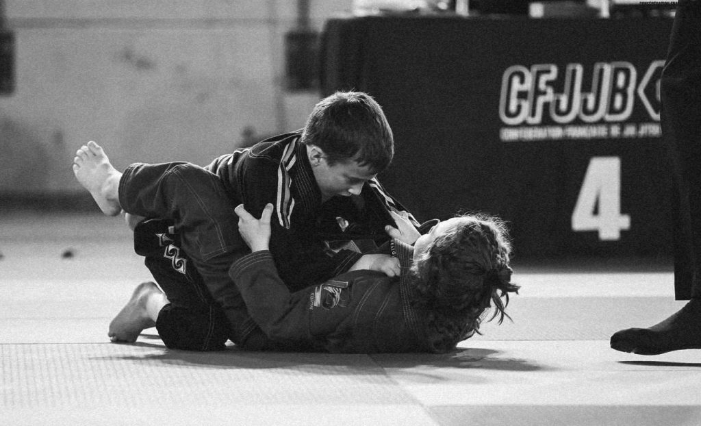 Deux enfants pratiquant le Jiu-jitsu Kids lors d’un combat au sol