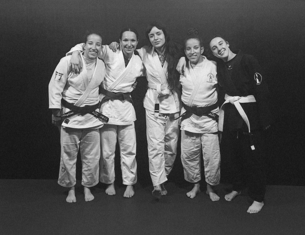 Groupe de pratiquantes de Jiu-jitsu brésilien réunies après un entraînement