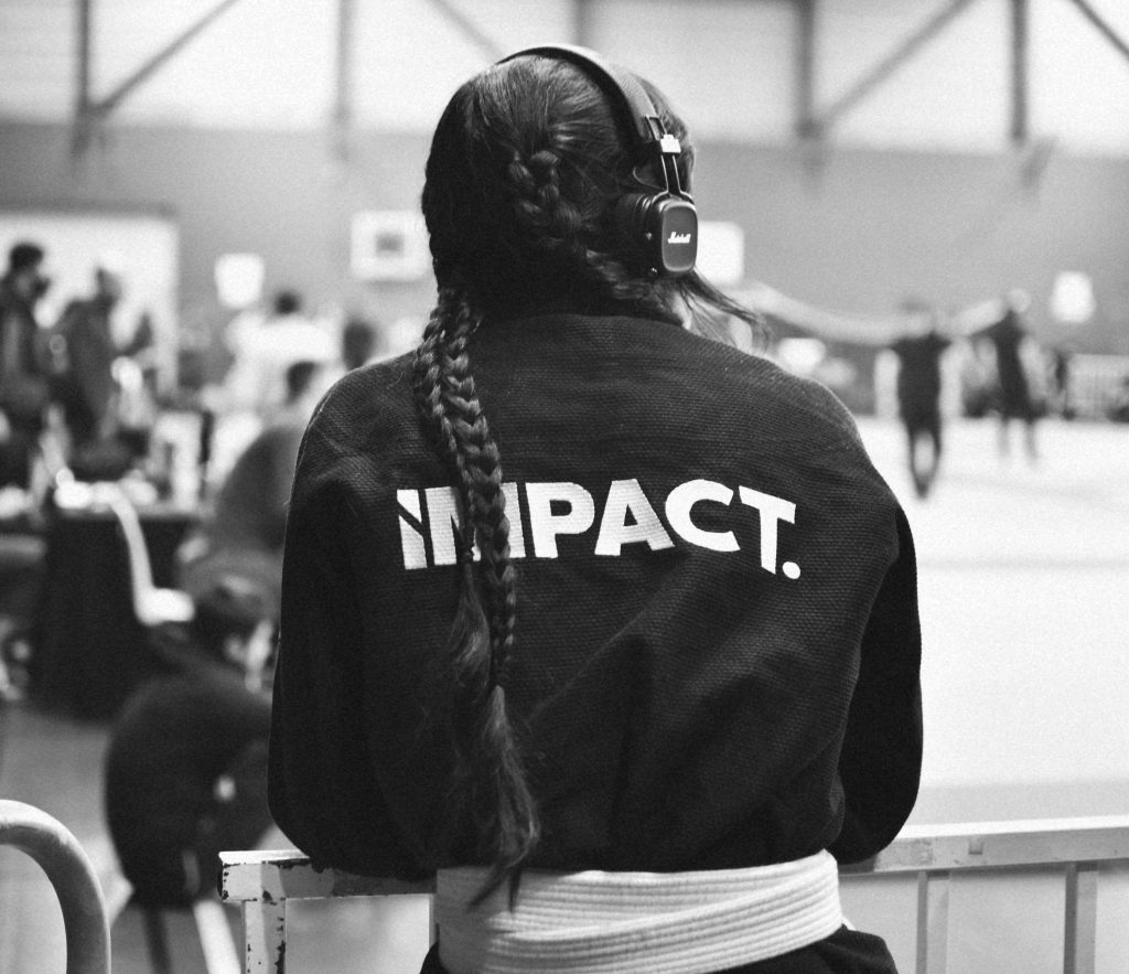 Pratiquante de Jiu-jitsu portant un kimono IMPACT lors d’une compétition