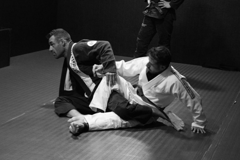 Pratiquantes de Jiu-jitsu brésilien utilisant les saisies du kimono
