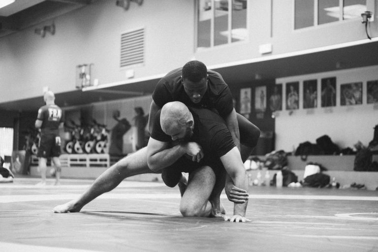 Pratiquants de Grappling No-Gi travaillant une amenée au sol, une pratique proche de la Luta Livre à Aix-en-Provence