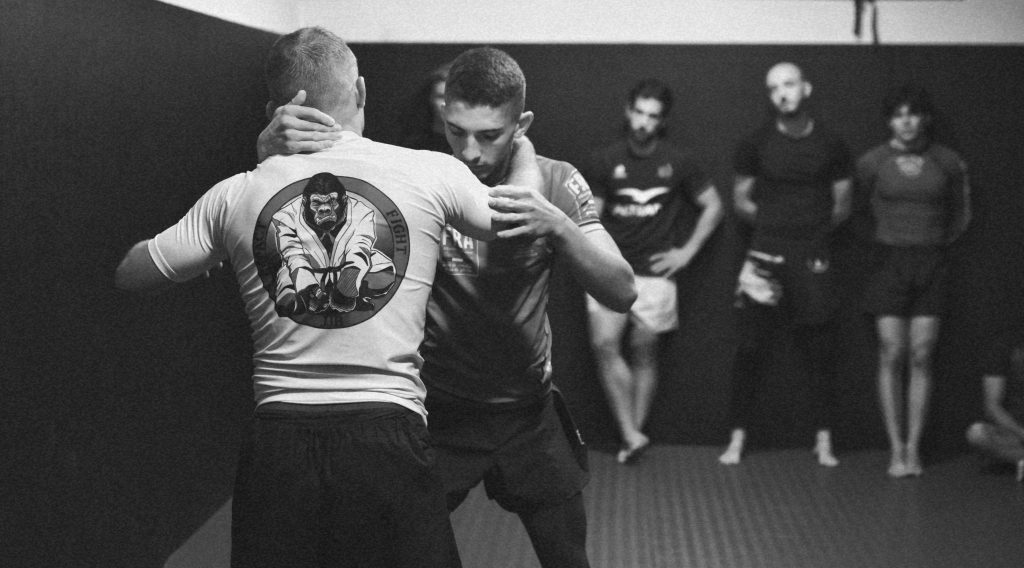 Travail de lutte debout pendant un entraînement de Grappling No-Gi proche de la Luta Livre à Aix-en-Provence
