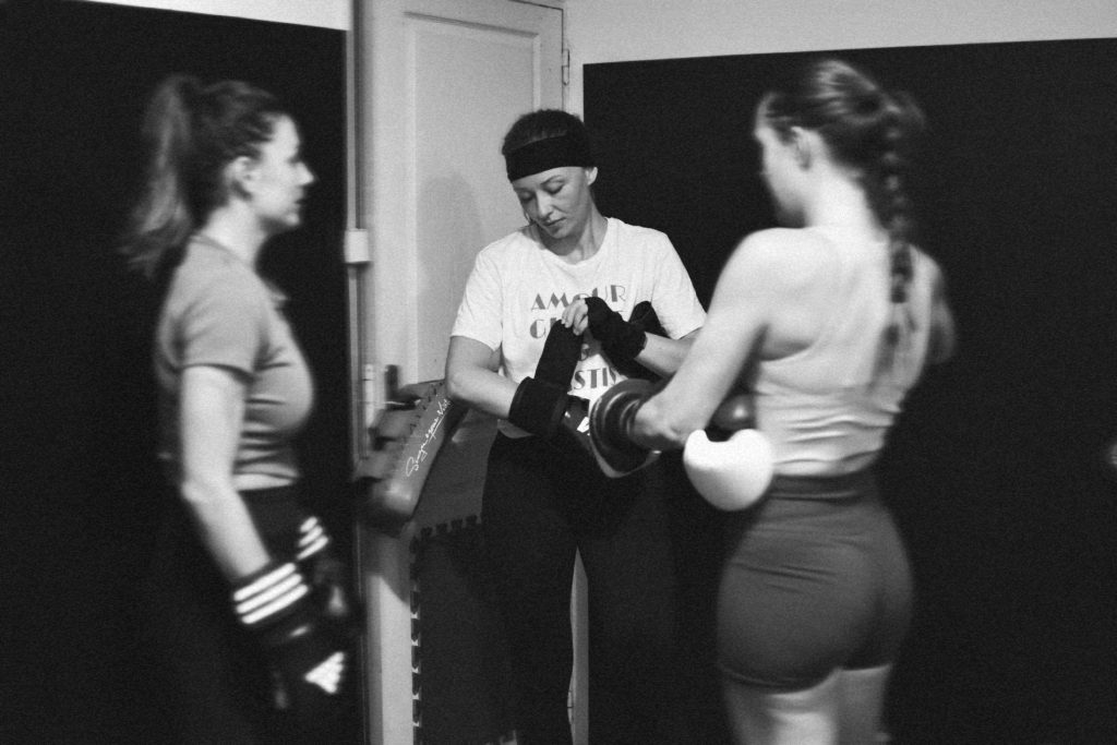 Pratiquantes préparant leurs gants avant un cours de boxe anglaise