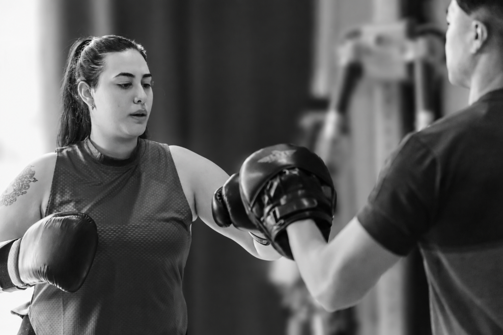 Femme pratiquant la boxe sans contact avec un coach à Aix-en-Provence