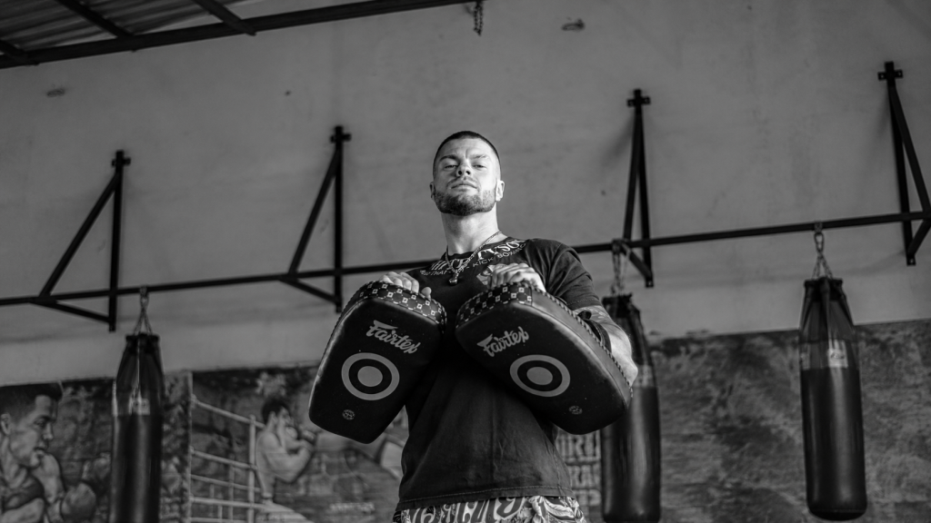 Coach tenant des paos pour un entraînement de Power Boxing à Aix-en-Provence