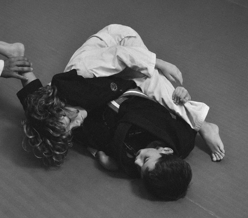 Deux jeunes enfants pratiquant le Jiu-jitsu au sol sur un tatami à Aix-en-Provence