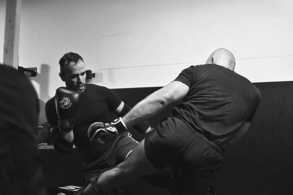 Pratiquant de boxe travaillant aux paos avec un coach chez MOVE BY IMPACT à Aix-en-Provence