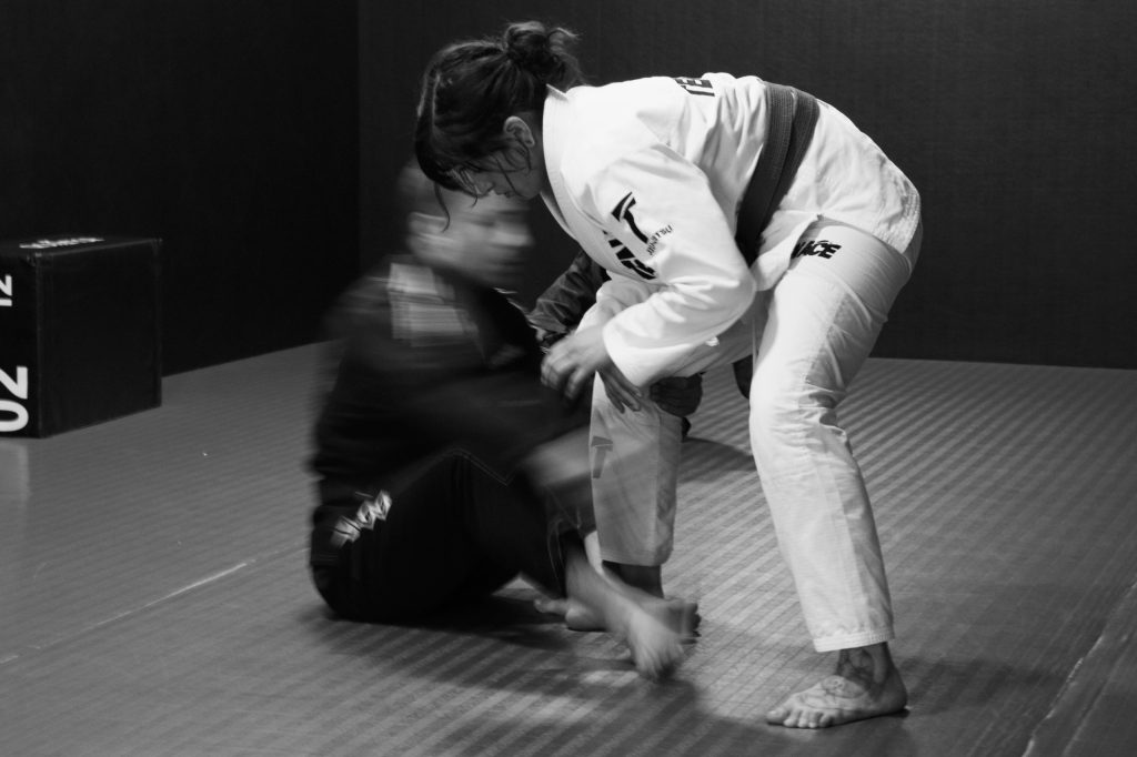 Apprentissage du passage de garde pendant un premier cours de Jiu-jitsu à Aix-en-Provence