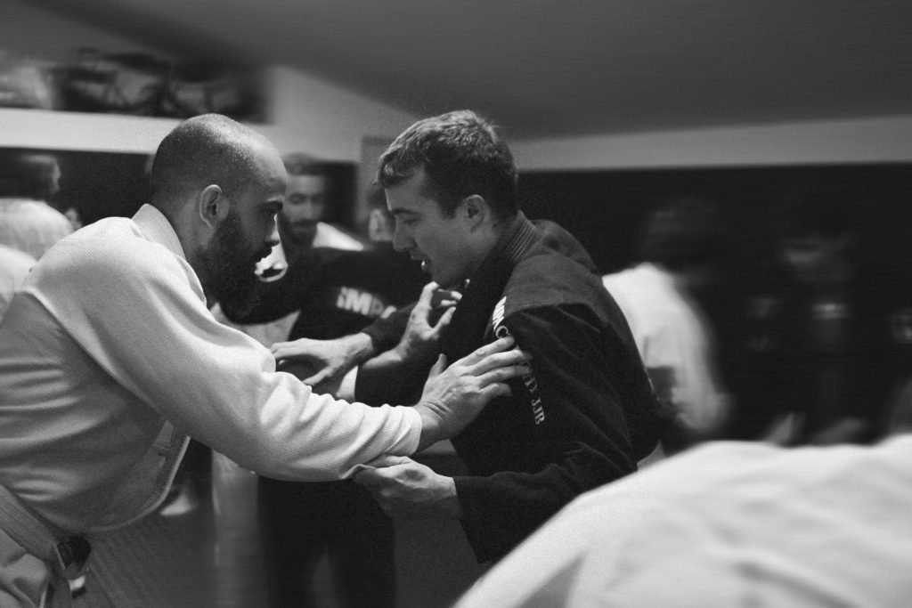 Exercice avec partenaire lors d’un premier cours de Jiu-jitsu brésilien à Aix-en-Provence