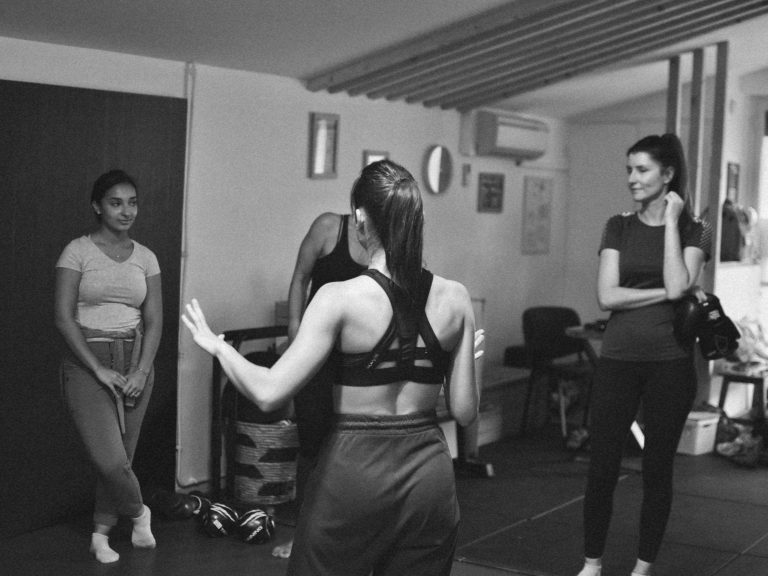 Coach sportive donnant des consignes à un petit groupe de pratiquantes à Aix-en-Provence