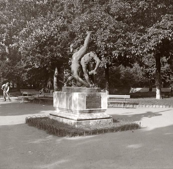 Statue en bronze Li Luchaire (Les Lutteurs) de Félix Charpentier, réalisée en 1891 à Avignon, représentant deux hommes en lutte.