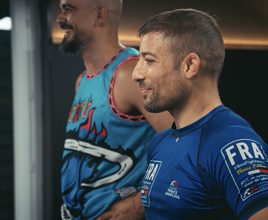 Pratiquant de Jiu-Jitsu Brésilien illustrant la construction d’un système individuel de récupération, fondé sur le suivi de la charge, de la fatigue et de l’adaptation.