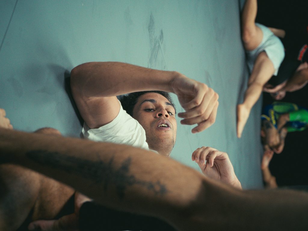 Pratiquant allongé sur le tatami après un entraînement de Jiu-jitsu Brésilien à Aix-en-Provence.
