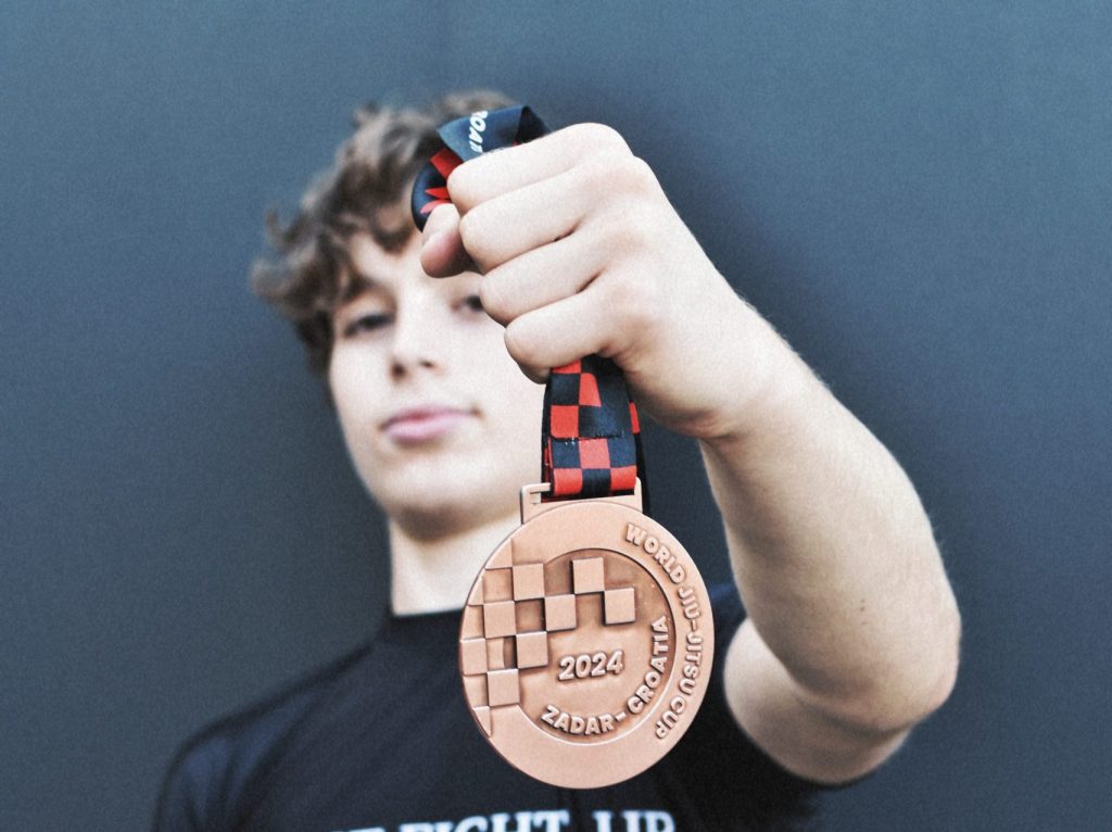 Pratiquants de Jiu-Jitsu Brésilien de profils différents, illustrant l’adaptation de la récupération selon l’âge, l’expérience, le sexe et le contexte de pratique.