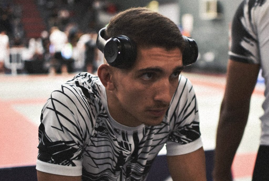 Pratiquants de Jiu-Jitsu Brésilien en plein effort, illustrant le continuum entre fatigue fonctionnelle, surcharge d’entraînement et risque de surmenage.