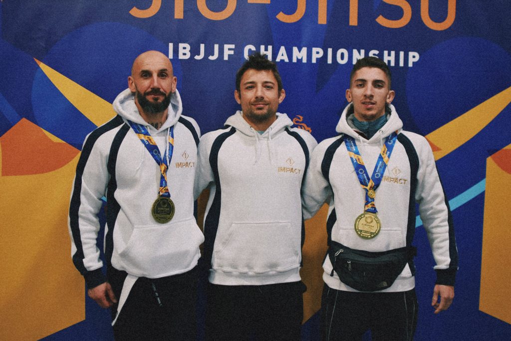 Pratiquant de Jiu-Jitsu Brésilien en phase de récupération après l’effort, illustrant les protocoles pratiques de récupération après une séance intense.