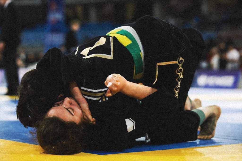 Combat de Jiu-Jitsu Brésilien en kimono lors d’une compétition, illustrant les enjeux de récupération et de réduction de poids avant le combat.