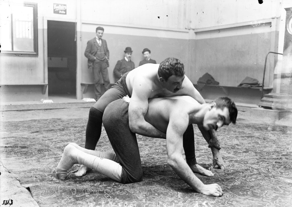 Photographie de 1904 montrant Paul Pons et Antonitch s’entraînant à la lutte au sol pour les Ceintures d’Or, avec une prise de bras.