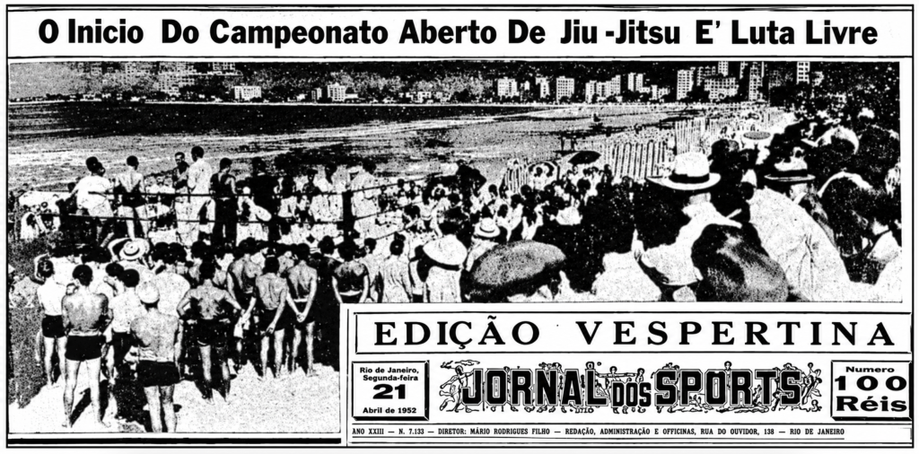 Photographie historique du championnat de jiu-jitsu et de luta livre organisé sur la plage de Copacabana, à Rio de Janeiro, en juin 1937, devant de nombreux spectateurs.