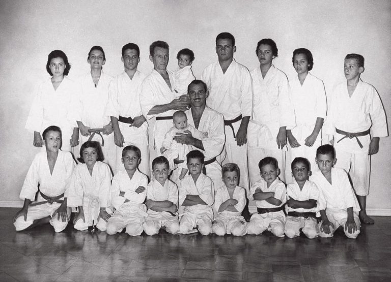 Carlos et Hélio Gracie entourés d’adultes et d’enfants en kimono au Brésil dans les années 1950